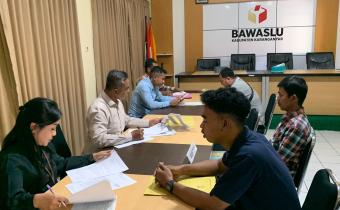 Sejumlah pendaftar menyerahkan berkas persyaratan dalam rekrutmen Panwaslu Kecamatan melalui jalur peserta baru, di Sekretariat Bawaslu Kabupaten Karanganyar, Senin (6/5/2024)            