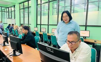  Sejumlah Calon Anggota Panwaslu Kecamatan mengikuti tes tertulis di SMKN 2 Karanganyar, Selasa (14/5/2024). 