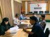 Sejumlah pendaftar menyerahkan berkas persyaratan dalam rekrutmen Panwaslu Kecamatan melalui jalur peserta baru, di Sekretariat Bawaslu Kabupaten Karanganyar, Senin (6/5/2024)            