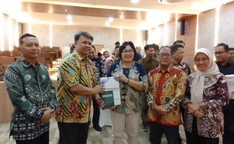 Ketua dan Anggota Bawaslu Kabupaten Karanganyar, Nuning Ritwanita Priliastuti dan Dini Tri Winaryani menyerahkan Laporan Pengawasan Pencalon Bupati dan Wakil Bupati Karanganyar Tahun 2024 kepada Kepala Biro Fasilitasi Penyelesaian Sengketa Bawaslu RI, Harimurti Wicaksono, Selasa (14/1/2025). 