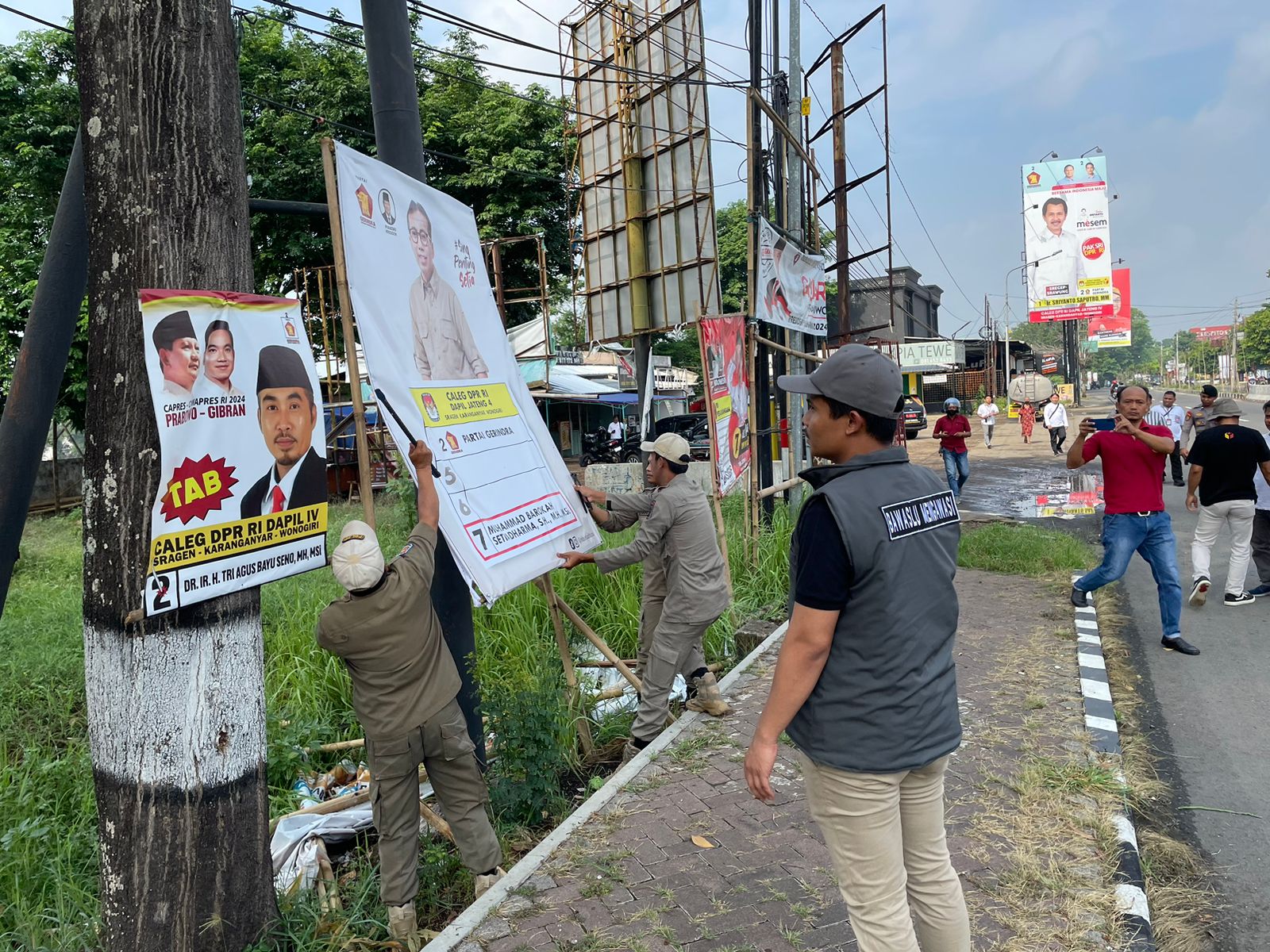 Penertiban APK melibatkan Satpol PP, Kepolisian, Kodim 0727, Kesbangpol, serta KPU Karanganyar