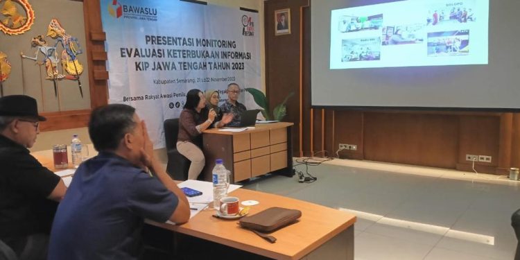 Presentasi di depan anggota Komisi Informasi Jawa Tengah