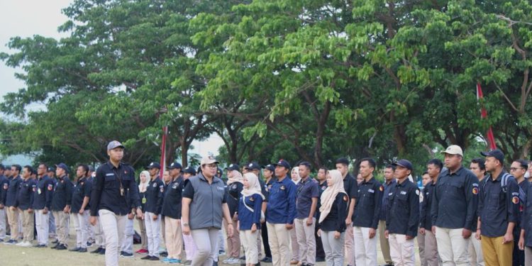 Ketua Bawaslu Karanganyar, Nuning Ritwanita melakukan Pemeriksaan Pasukan Apel