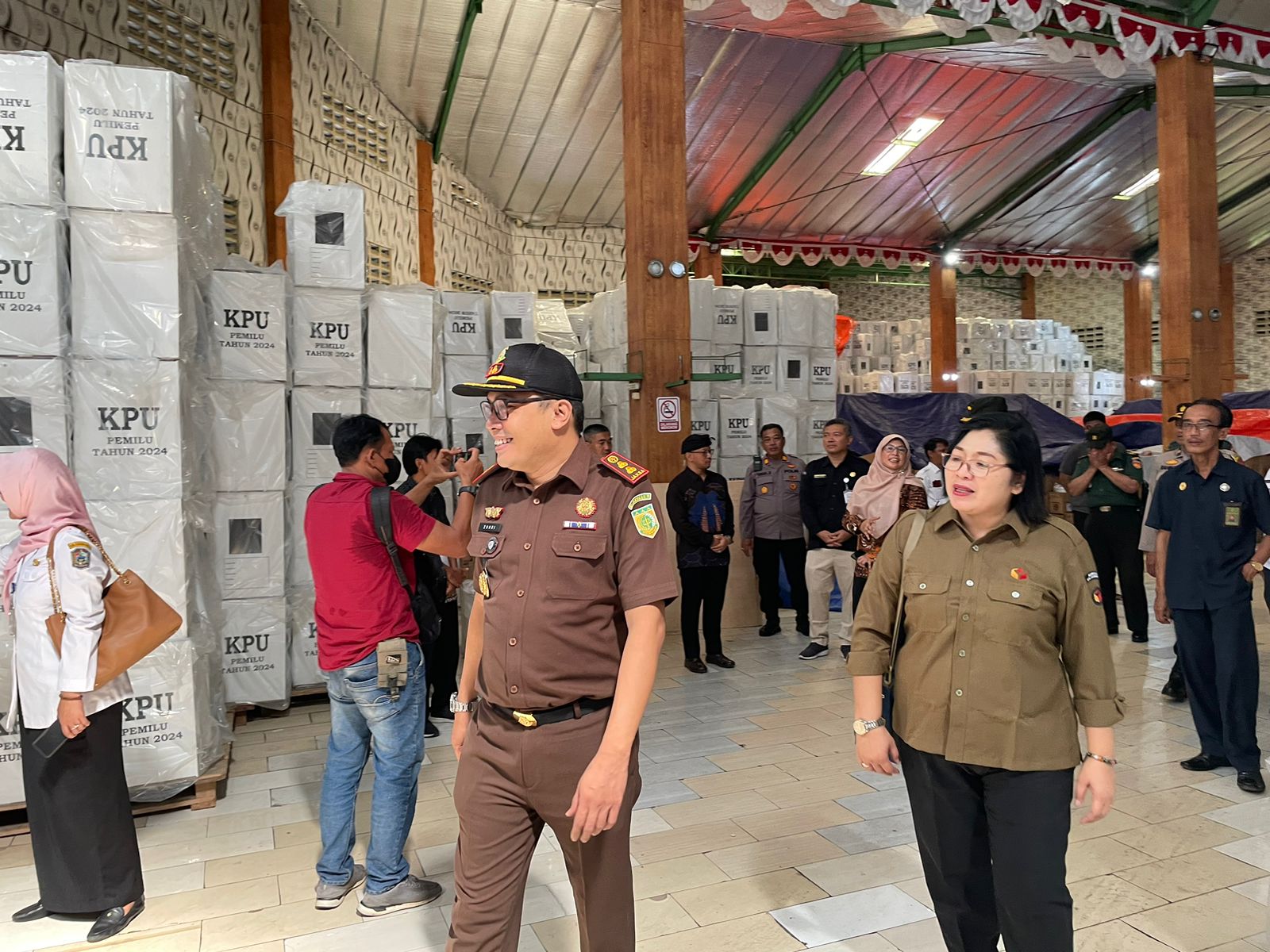 Ketua Bawaslu Karanganyar mengikuti Pantau Logistik Kabupaten Karanganyar Untuk Pemilu 2024