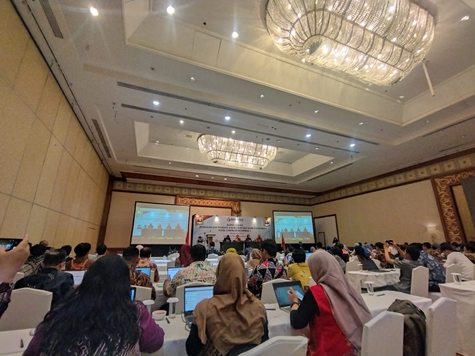 Penyampaian sambutan oleh Lita, Kepala Pusdatin Bawaslu RI