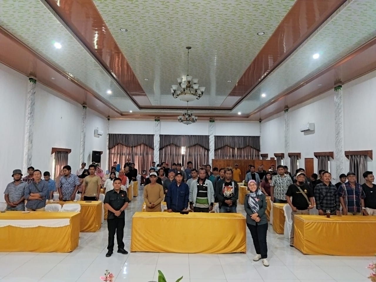 Pimpinan Bawaslu Kabupaten Karanganyar bersama dengan peserta kegiatan sosialisasi pengawasan partisipatif