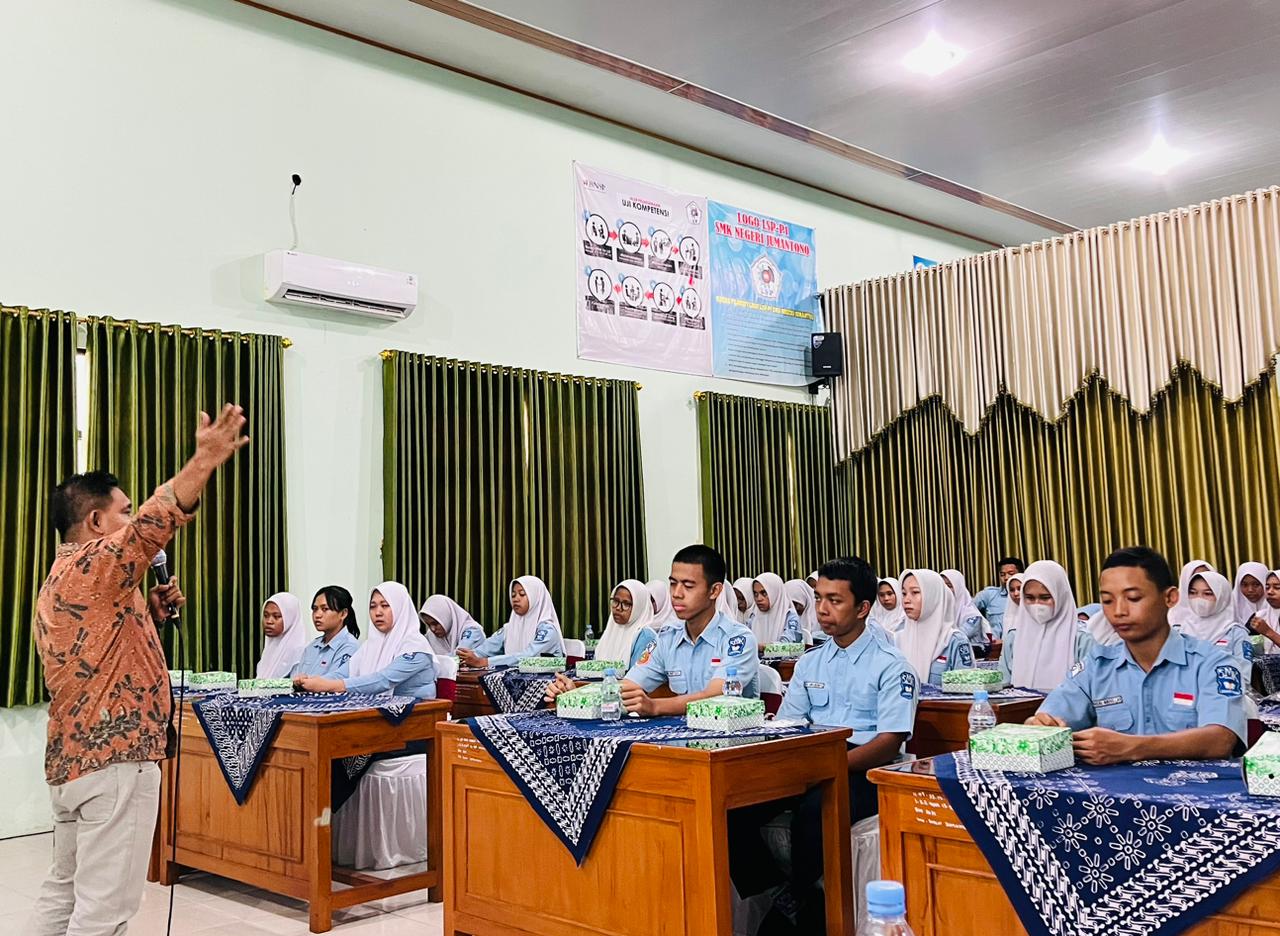 Penyampaian materi oleh Sudarsono di SMK Negeri Jumantono