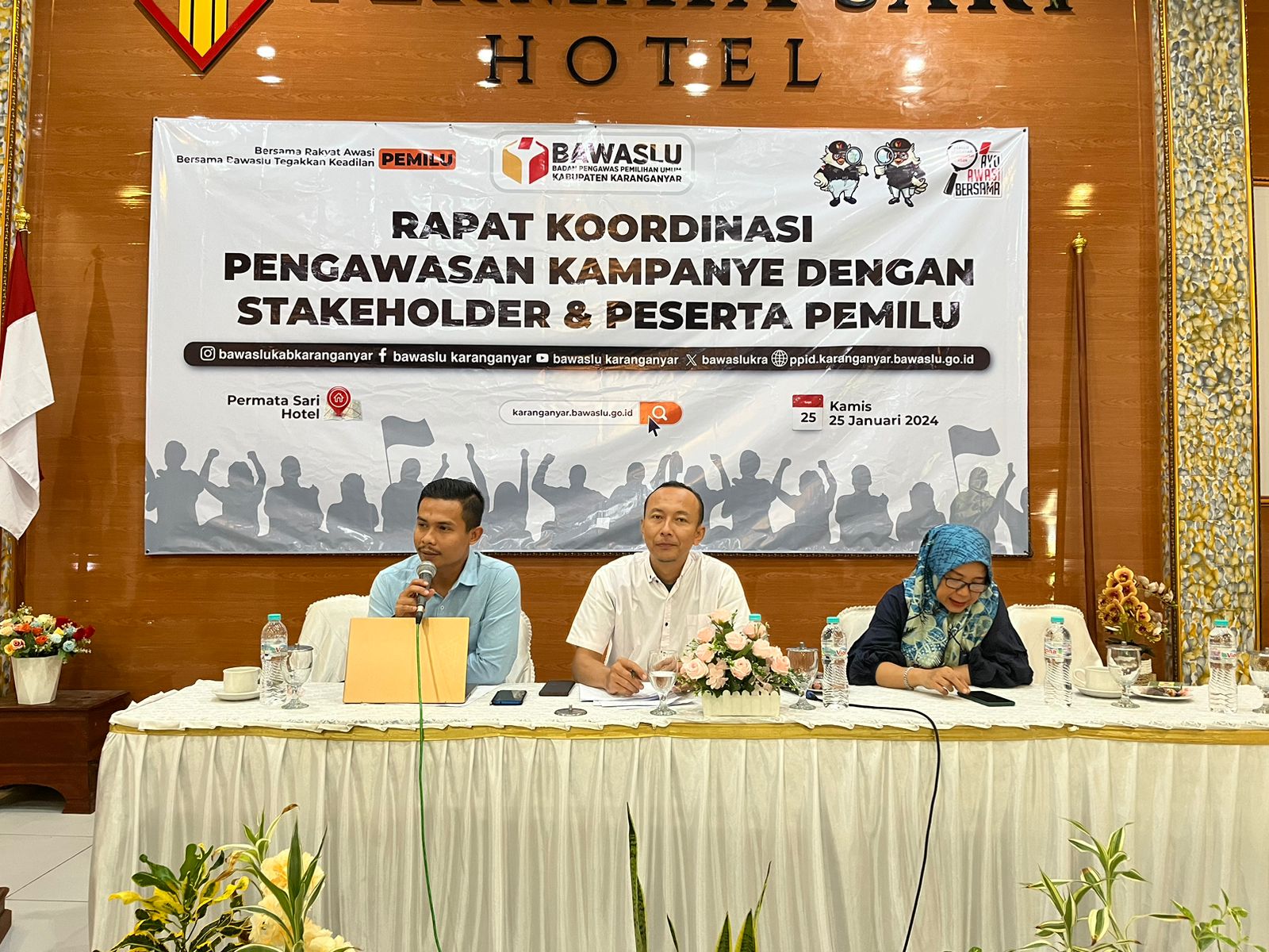 Narasumber Ikhsan tengah menyampaikan materi