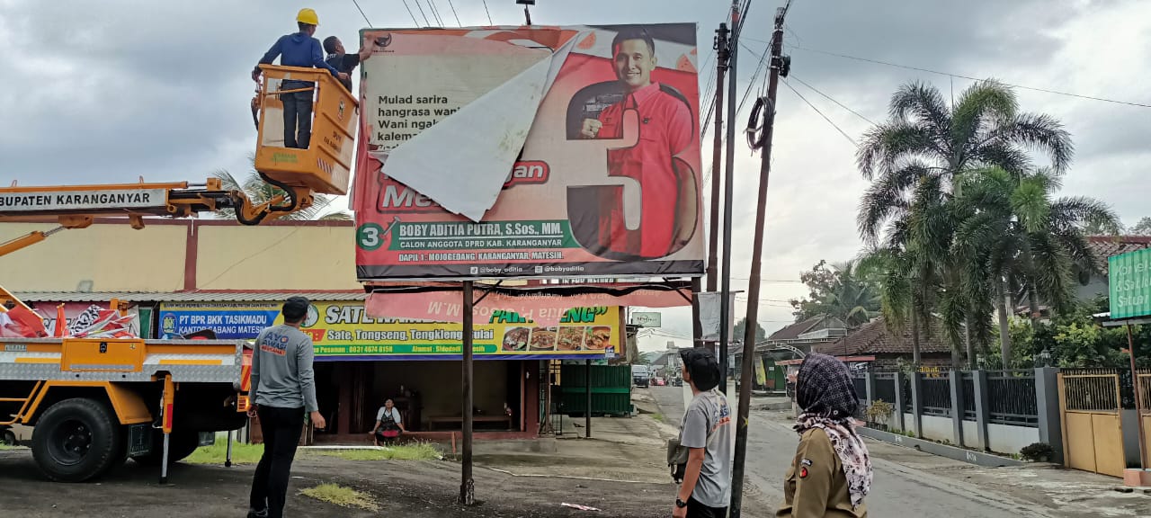 Bawaslu Karanganyar beserta jajarannya lakukan penertiban APK