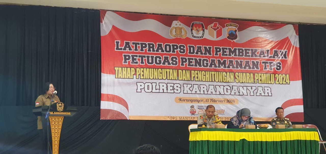 Nuning Ritwanita Priliastuti (Ketua Bawaslu Karanganyar memberikan pembekalan kepada personil Polres Karanganyar