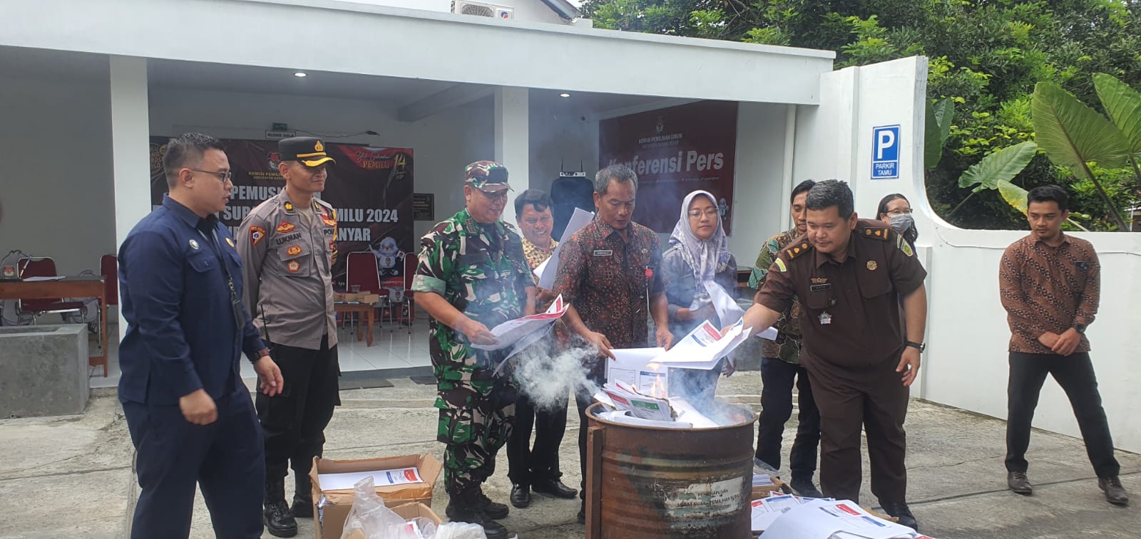 Bawaslu Karanganyar Awasi Pemusnahan 10.000 lembar Surat Suara Rusak