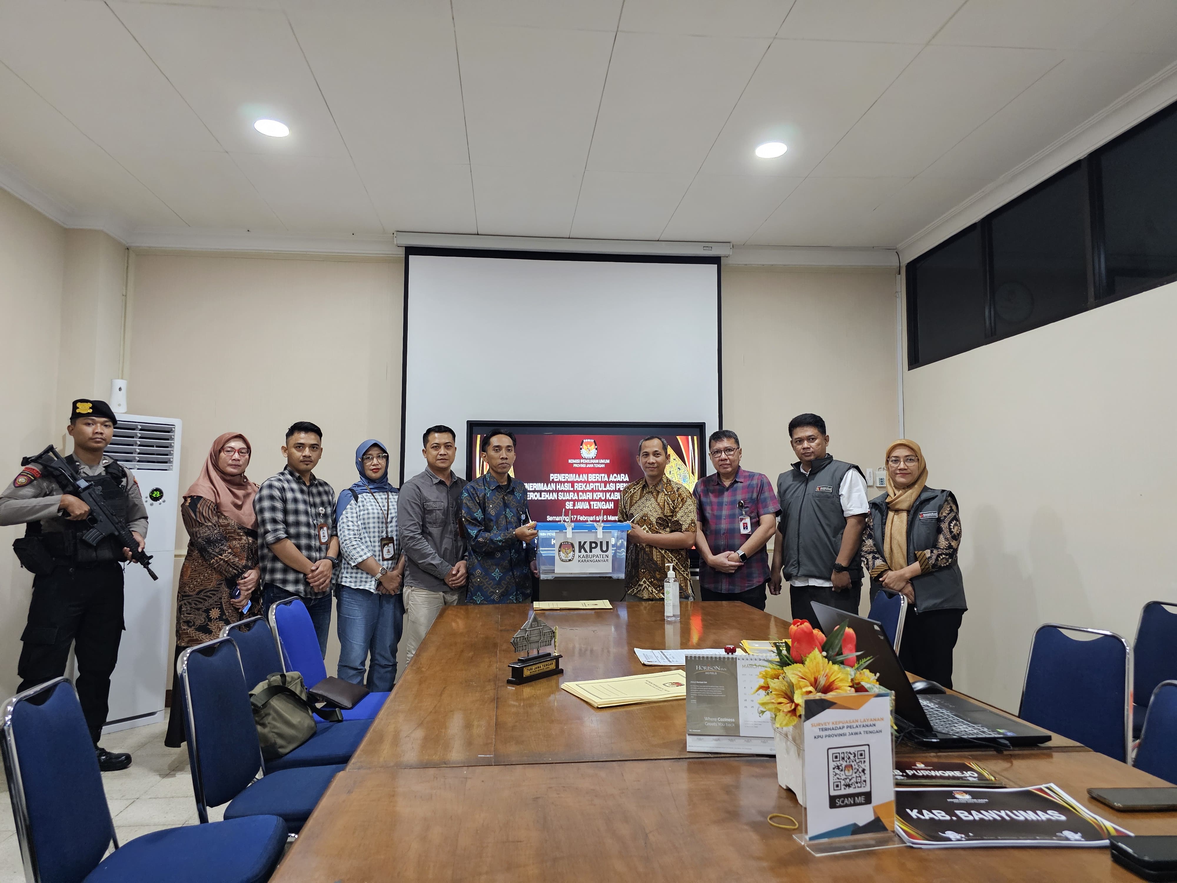 Bawaslu Karanganyar Awasi Penyampaian Rekapitulasi Hasil Perolehan Suara tingkat Kabupaten ke KPU Provinsi Jateng