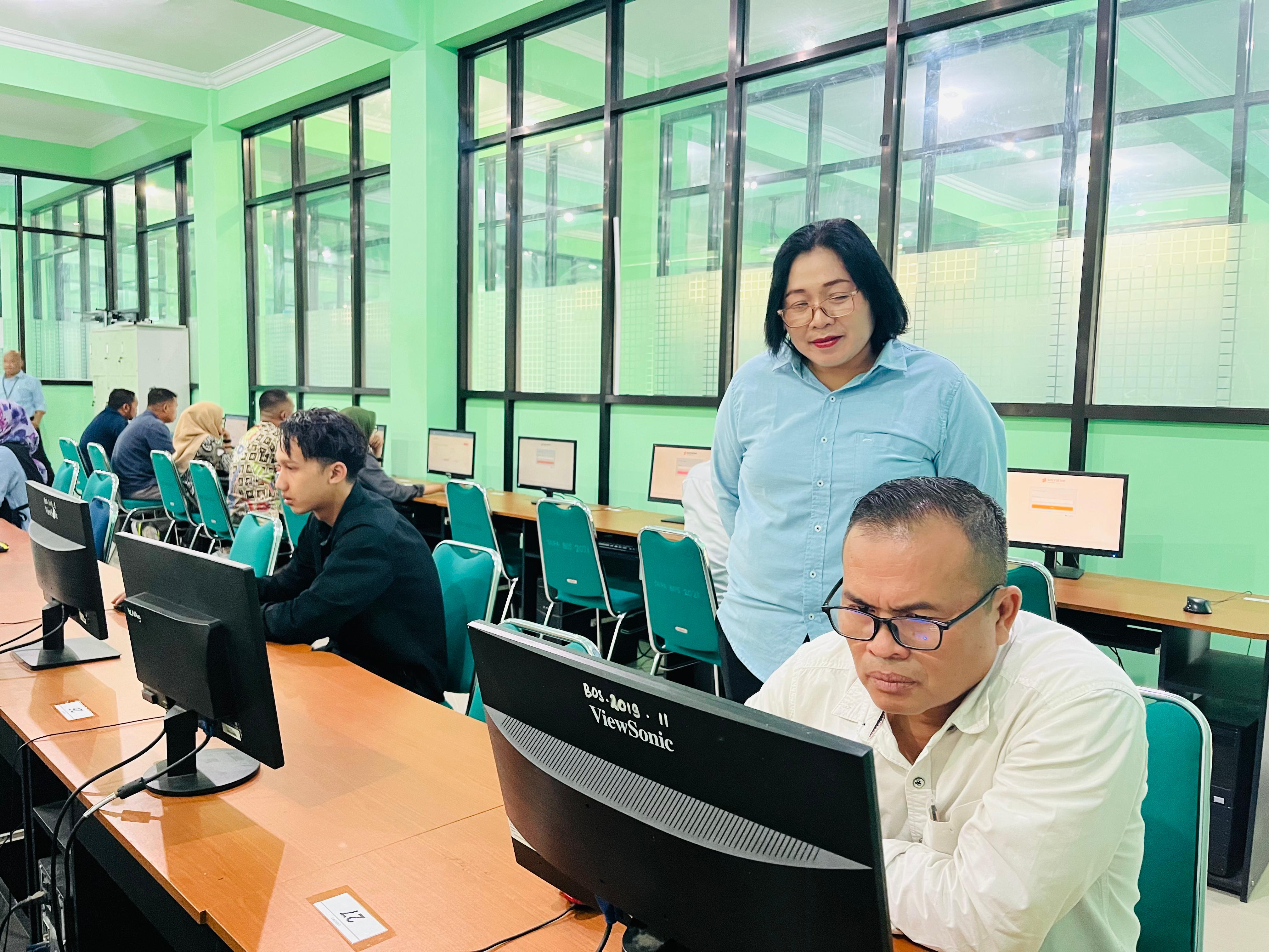  Sejumlah Calon Anggota Panwaslu Kecamatan mengikuti tes tertulis di SMKN 2 Karanganyar, Selasa (14/5/2024). 