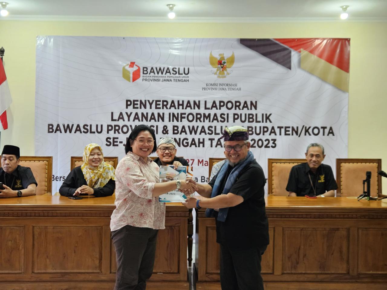 Bawaslu Karanganyar Serahkan Laporan Layanan Informasi Publik Tahun 2023