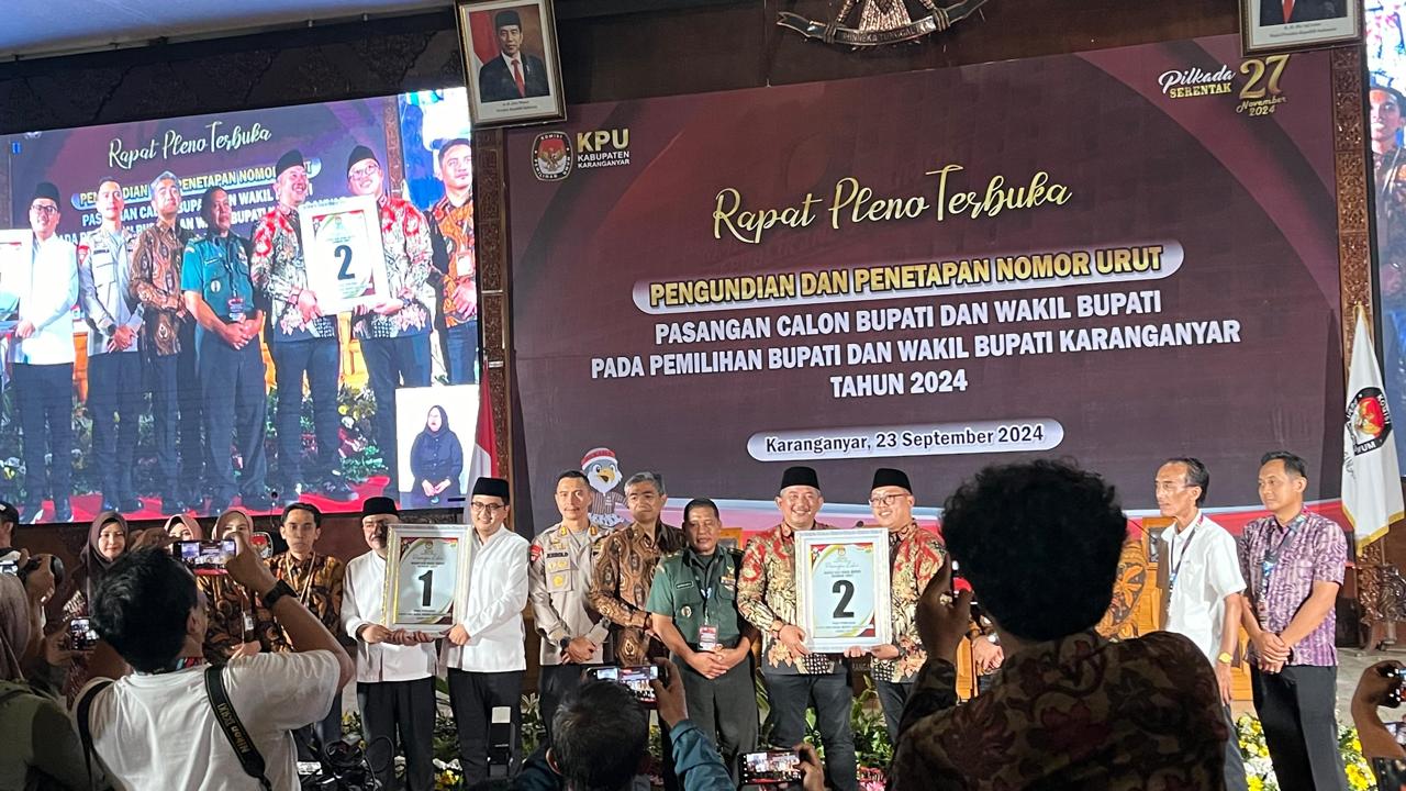 Bawaslu Karanganyar Awasi Rapat Pleno Pengundian dan Penetapan Nomor Urut Pasangan Calon Bupati dan Wakil Bupati 