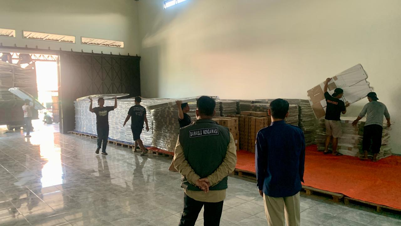 Bawaslu Karanganyar Awasi Logistik Kotak Suara Untuk Pilkada 2024