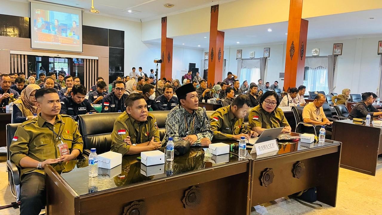 Bawaslu Karanganyar Ikuti Rekapitulasi Hasil Penghitungan Suara Tingkat Kabupaten 