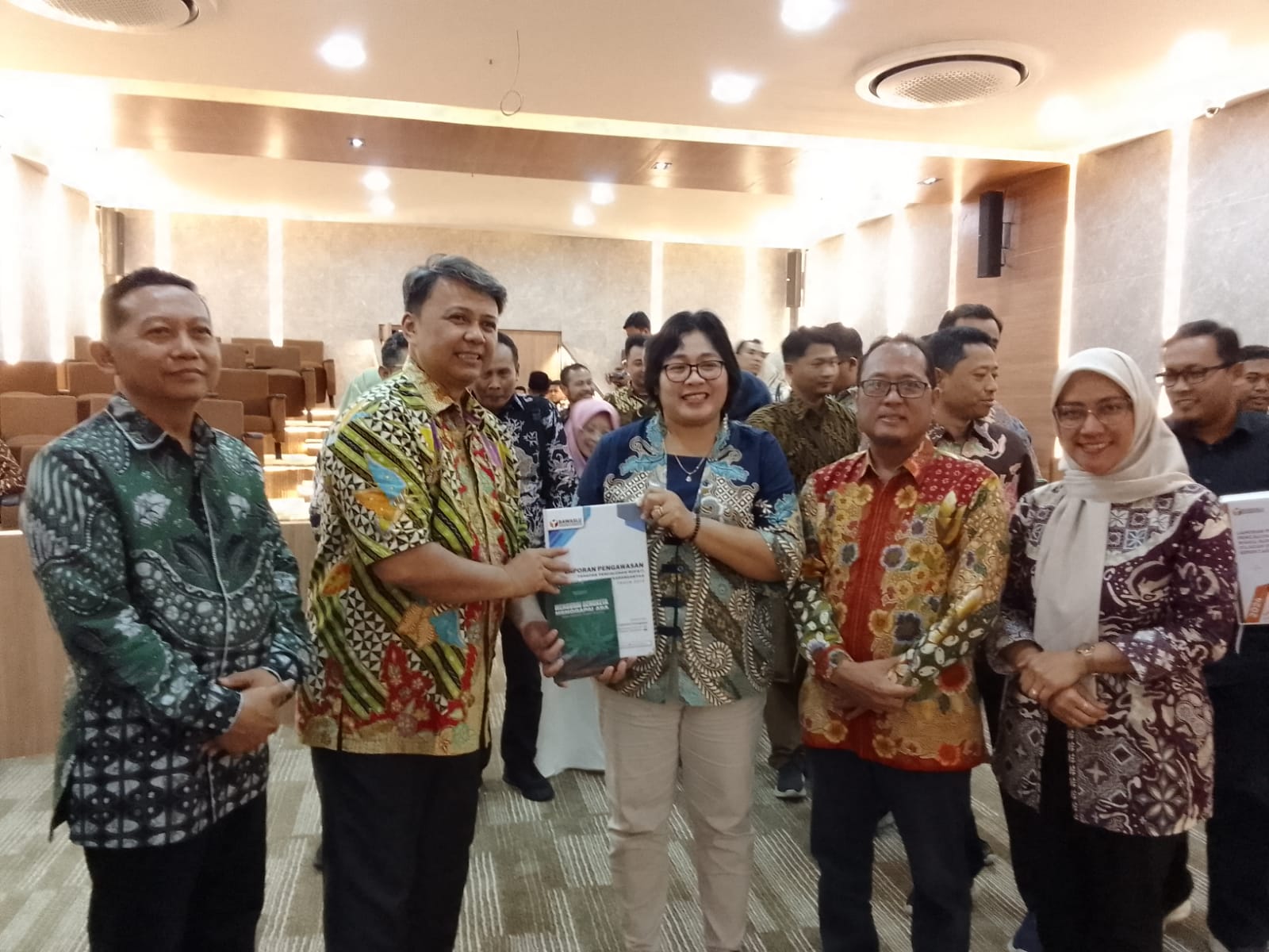 Ketua dan Anggota Bawaslu Kabupaten Karanganyar, Nuning Ritwanita Priliastuti dan Dini Tri Winaryani menyerahkan Laporan Pengawasan Pencalon Bupati dan Wakil Bupati Karanganyar Tahun 2024 kepada Kepala Biro Fasilitasi Penyelesaian Sengketa Bawaslu RI, Harimurti Wicaksono, Selasa (14/1/2025). 