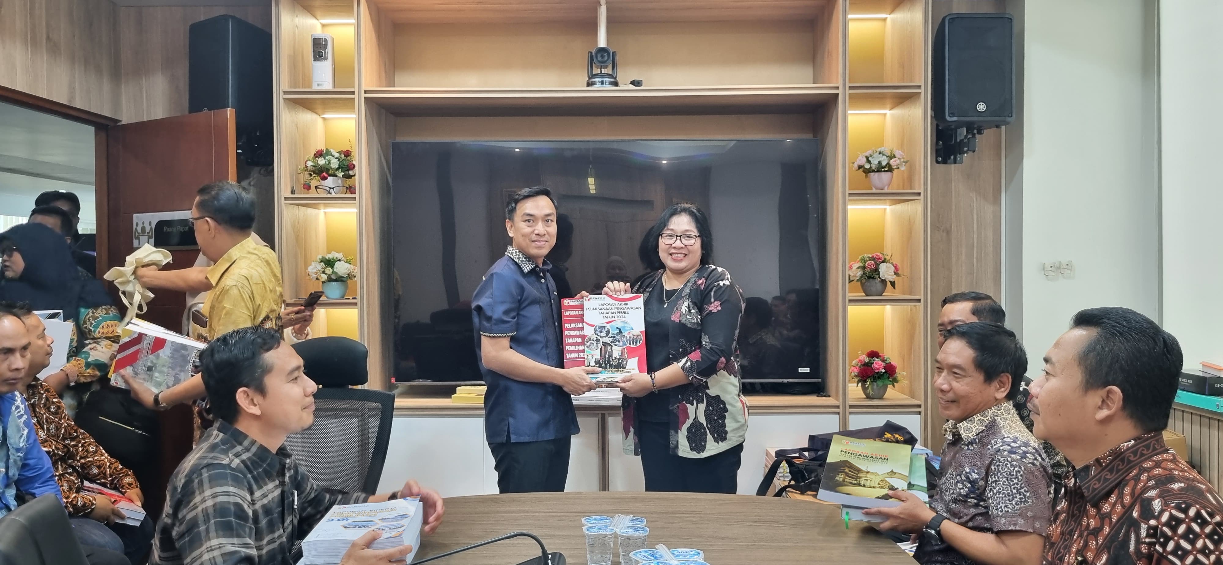 Bawaslu Karanganyar Serahkan Laporan Akhir Pengawasan Pemilu dan Pemilihan Tahun 2024