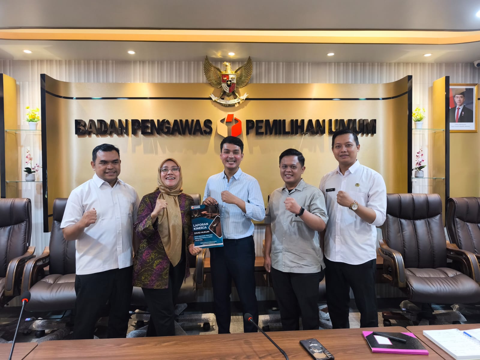 Bawaslu Karanganyar Serahkan Laporan Kinerja Divisi Hukum Bawaslu RI dan Jateng 