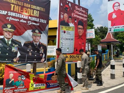Alat Peraga Kampanye dicopot karena terpasang di kawasan kantor pemerintahan 
