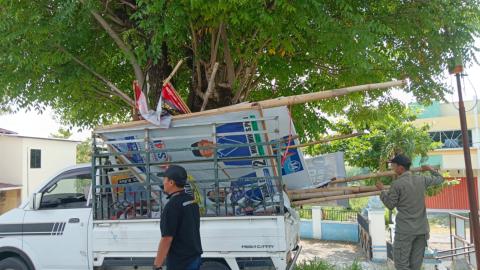 Penertiban APK oleh jajaran panwascam Gondangrejo 