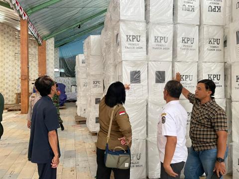 Ketua Bawaslu Karanganyar bersama Timotius, Pj Bupati Karanganyar, tengah mengecek logistik kotak suara