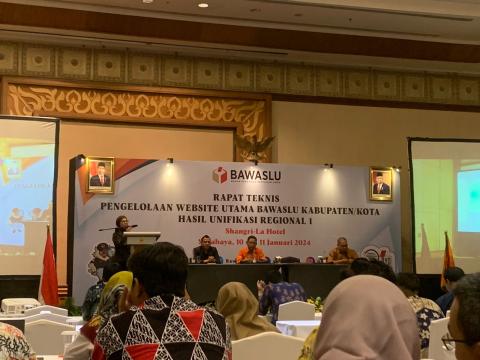 Penyampaian sambutan kegiatan oleh Lita, Kepala Pusdatin Bawaslu RI