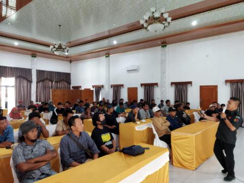 Penyampaian materi oleh Sudarsono kepada peserta kegiatan