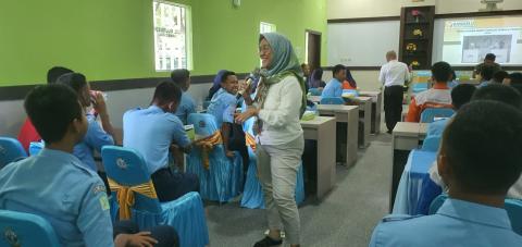 Penyampaian materi oleh Dini Tri Winaryani di SMK Negeri 2 Karanganyar