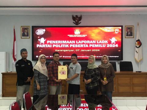 Penyerahan LADK oleh salah satu partai politik ke KPU Kabupaten Karanganyar