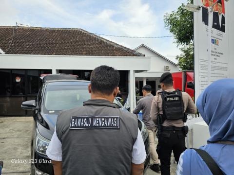 Bawaslu Karanganyar Awasi Penyampaian Rekapitulasi Hasil Perolehan Suara tingkat Kabupaten ke KPU Provinsi Jateng