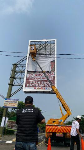Tiba Tahapan Masa Tenang, Bawaslu Karanganyar Tertibkan Alat Peraga Kampanye
