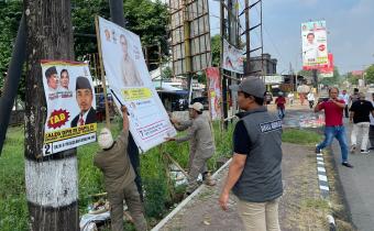 Penertiban APK melibatkan Satpol PP, Kepolisian, Kodim 0727, Kesbangpol, serta KPU Karanganyar