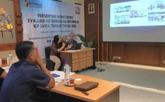 Presentasi di depan anggota Komisi Informasi Jawa Tengah