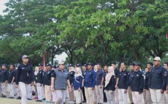 Ketua Bawaslu Karanganyar, Nuning Ritwanita melakukan Pemeriksaan Pasukan Apel