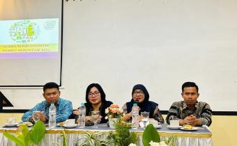 Narasumber Triastuti (Ketua KPU) menyampaikan materi