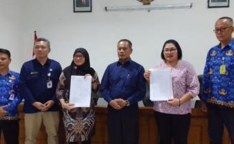 Foto Bersama Ketua KPU dan Jajaran Pemerintah Kabupaten Karanganyar