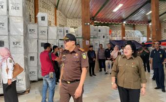 Ketua Bawaslu Karanganyar mengikuti Pantau Logistik Kabupaten Karanganyar Untuk Pemilu 2024