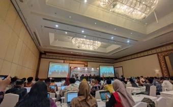 Penyampaian sambutan oleh Lita, Kepala Pusdatin Bawaslu RI