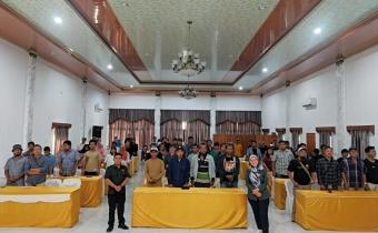 Pimpinan Bawaslu Kabupaten Karanganyar bersama dengan peserta kegiatan sosialisasi pengawasan partisipatif