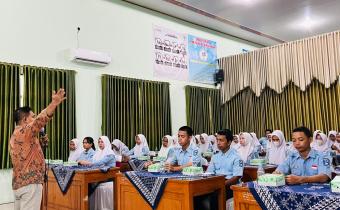 Penyampaian materi oleh Sudarsono di SMK Negeri Jumantono
