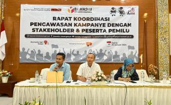 Narasumber Ikhsan tengah menyampaikan materi