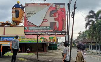 Bawaslu Karanganyar beserta jajarannya lakukan penertiban APK