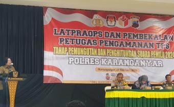 Nuning Ritwanita Priliastuti (Ketua Bawaslu Karanganyar memberikan pembekalan kepada personil Polres Karanganyar