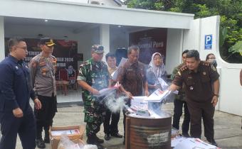 Bawaslu Karanganyar Awasi Pemusnahan 10.000 lembar Surat Suara Rusak