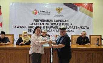 Bawaslu Karanganyar Serahkan Laporan Layanan Informasi Publik Tahun 2023