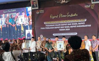 Bawaslu Karanganyar Awasi Rapat Pleno Pengundian dan Penetapan Nomor Urut Pasangan Calon Bupati dan Wakil Bupati 
