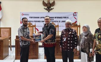 Bawaslu Karanganyar Serahkan Laporan Layanan Informasi Publik Kepada Bawaslu Jateng dan Komisi Informasi Jateng