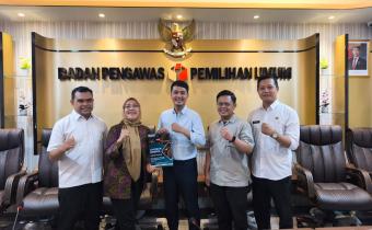 Bawaslu Karanganyar Serahkan Laporan Kinerja Divisi Hukum Bawaslu RI dan Jateng 